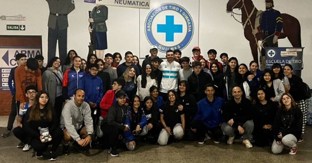 Alexis en la foto grupal tras la charla que tuvo con los jóvenes deportistas.